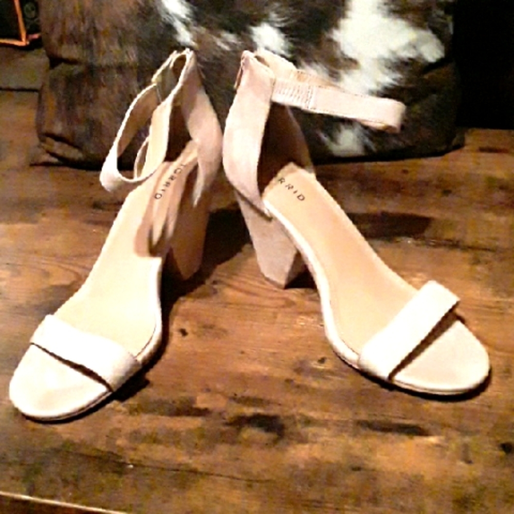 NWOT women's 9.5W Torrid Faux Suede Gorgeous Creamy Tan Sandals